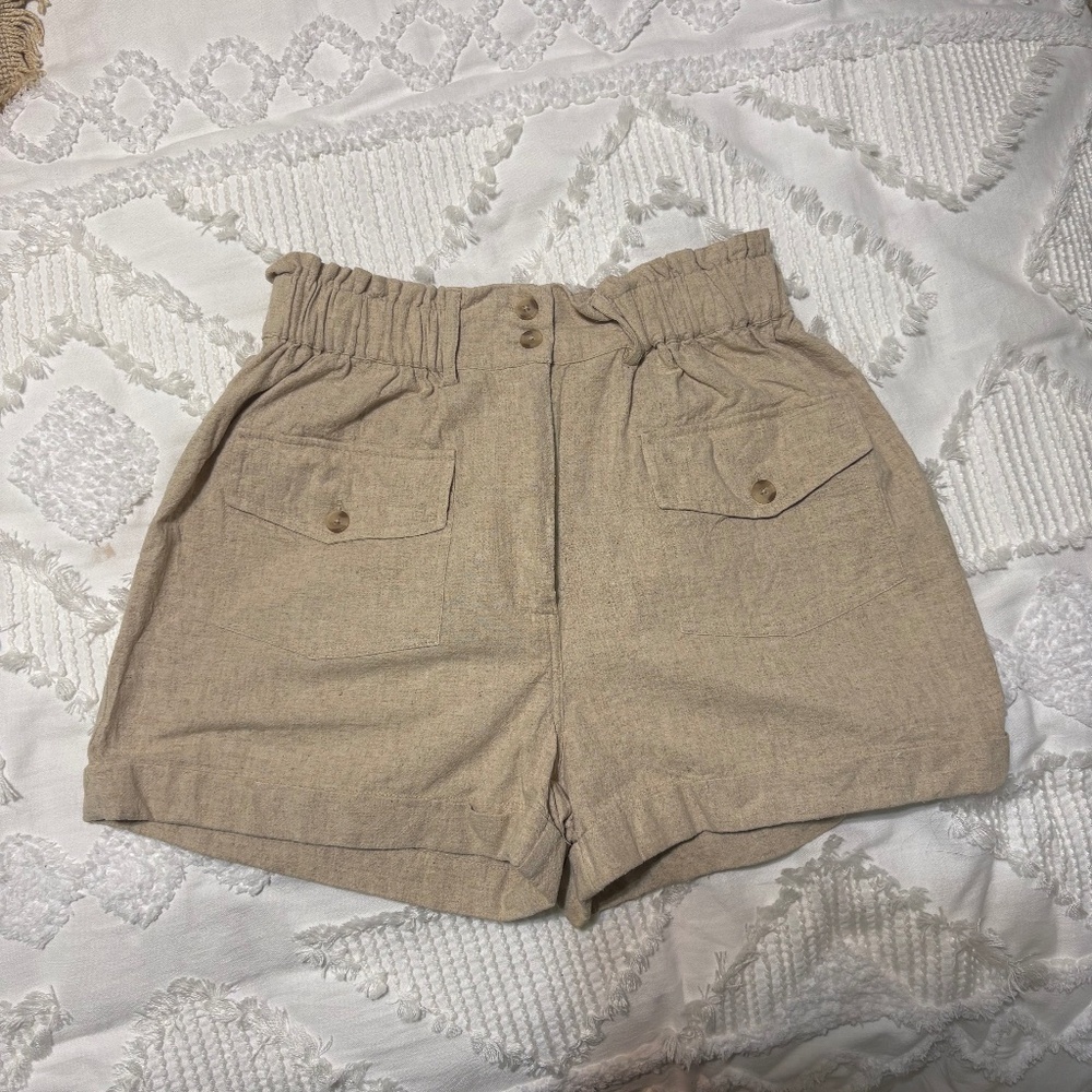 Linen shorts -perfect condition 40$ size 40 ( 8 us)
